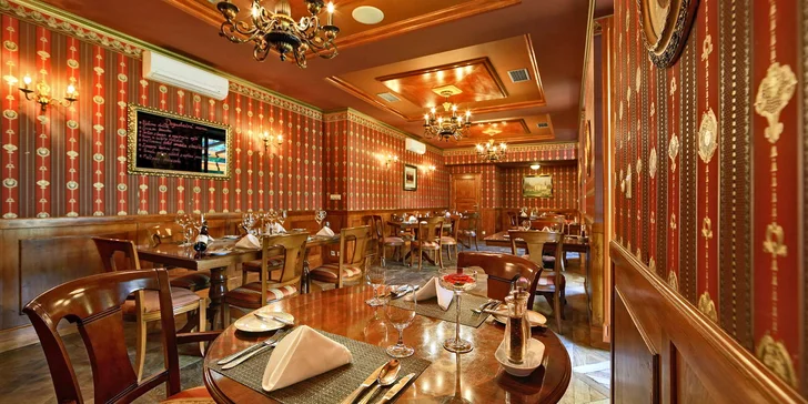 V zámecké restauraci dotváří atmosféru svit svíček. 