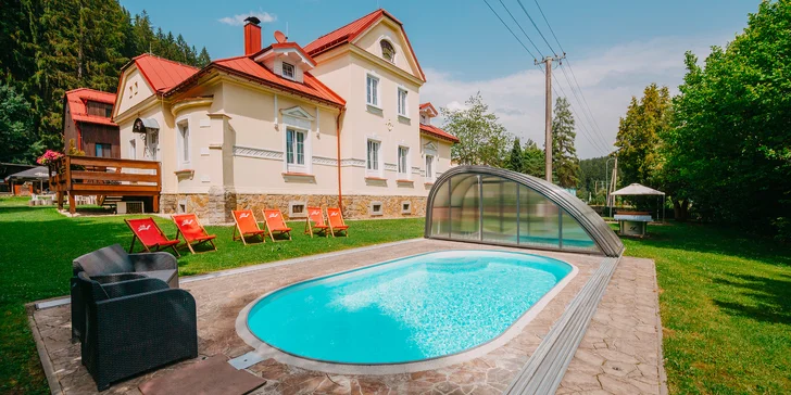 V létě výlety, zábava v dětském parku i relax v bazénu, ...