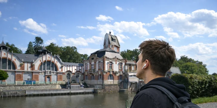  Objevíte skrytá zákoutí, pochopíte architekturu slavného Salonu republiky a zažijete město prostřednictvím audiopříběhu, kde každá zastávka dává dokonalý smysl.