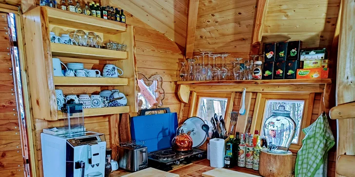 Domček je vybavený kuchynkou s riadom, varičom, kávovarom, pitnou vodou, minibarom a kachľami.