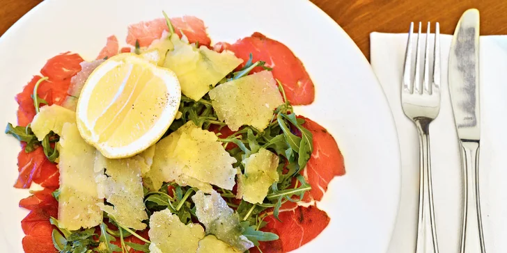 Jako předkrm se podává carpaccio z hovězí svíčkové.