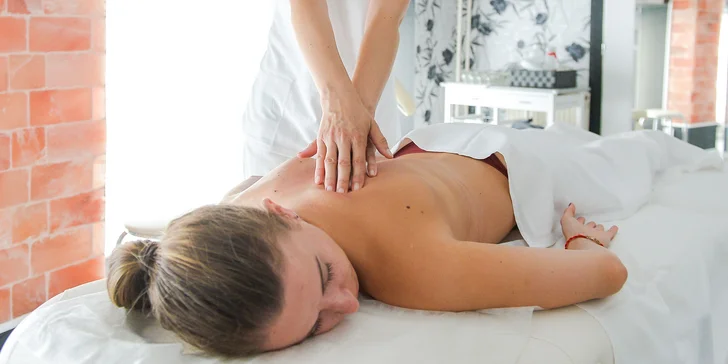 Uvoľňujúca klasická masáž s bankovaním alebo masáž lávovými kameňmi