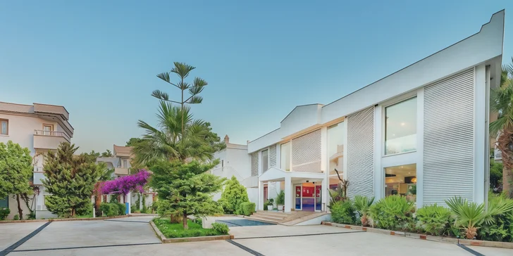 Hotel, pojmenovaný po thrácké bohyni měsíce, se pyšní unikátním konceptem bílých fasád a růžových a modrých doplňků.
