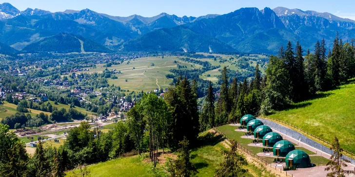 Každá kopule má vlastní terasu, vířivku a také přírodní odstínění díky řadě stromků.