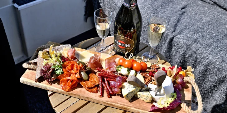 Plavby s občerstvením zahrnují obložený talíř, lahev prosecca a také dva drinky v Ponton Restaurantu. 