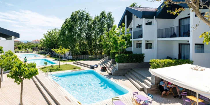 Pláž se nachází jen 300 metrů od hotelu.
