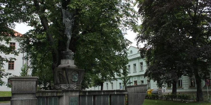 Restaurace leží v historickém centru Příbrami.