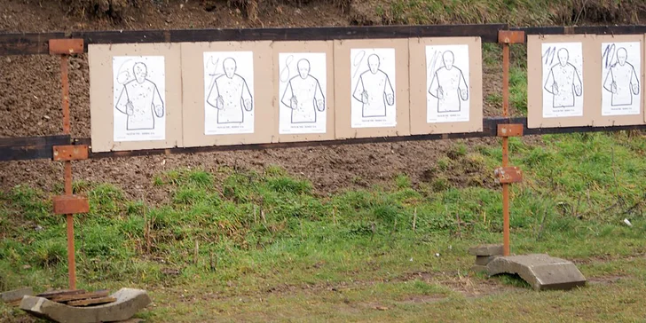 Na výběr máte balíčky s až 15 zbraněmi a 135 náboji. 