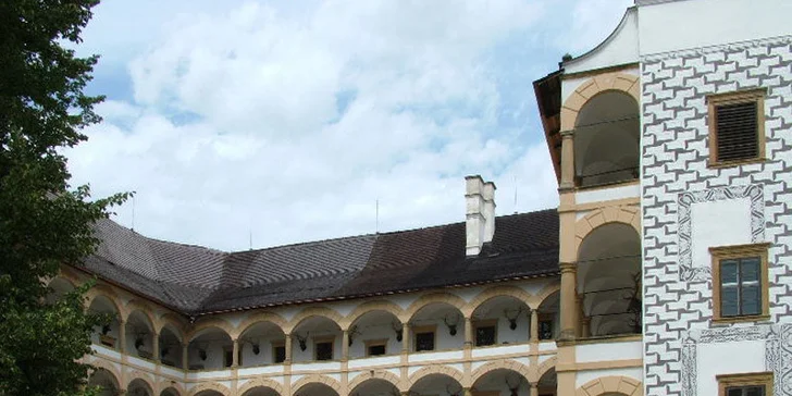 V okolí najdete krytý bazén, zámek Velké Losiny i Muzeum papíru.