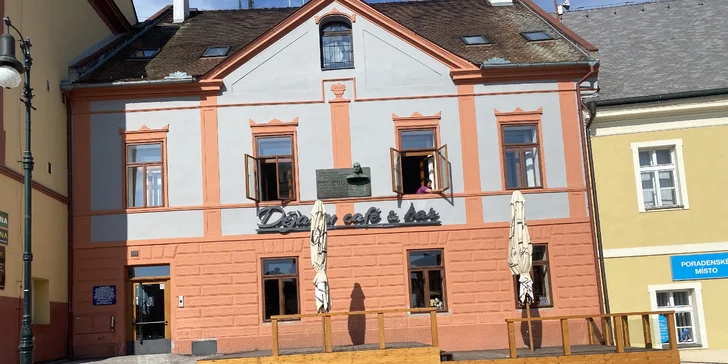 Rezervaci řešit nemusíte, kódem voucheru se prokážete na místě u obsluhy.