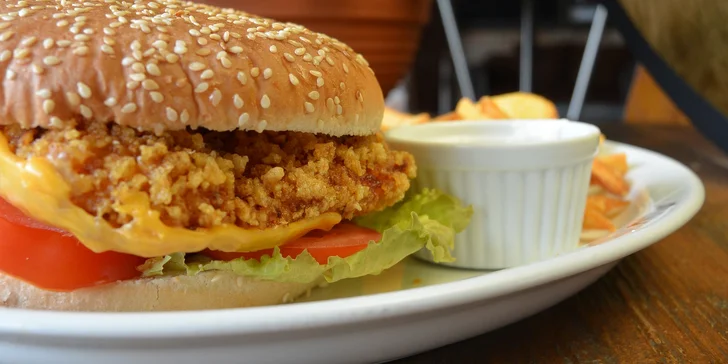Hovězí či kuřecí burgery pro 2 osoby vč. hranolek a piva v Thomas Coffee