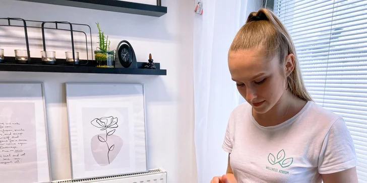 Obličejová gua sha má mimo jiné i blahodárné omlazující účinky.