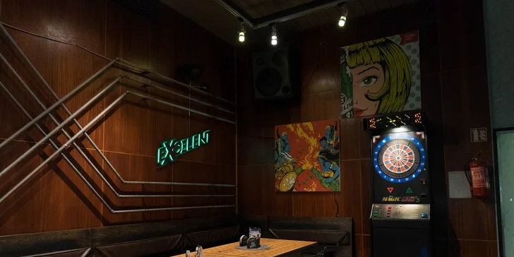 Vepřová kolena s bohatou oblohou, pečivem a pivem pro dva