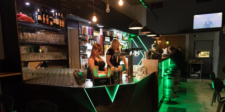 Vepřová kolena s bohatou oblohou, pečivem a pivem pro dva