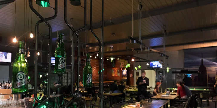 Vepřová kolena s bohatou oblohou, pečivem a pivem pro dva