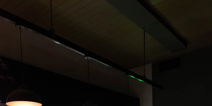 Vepřová kolena s bohatou oblohou, pečivem a pivem pro dva