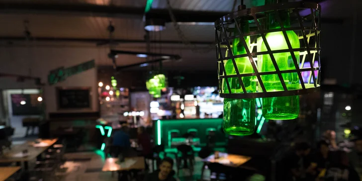 Vepřová kolena s bohatou oblohou, pečivem a pivem pro dva