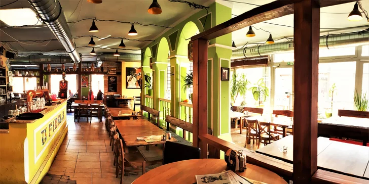 Kubánské menu pro dva: rajčatová polévka, grilované maso i vanilkový flán