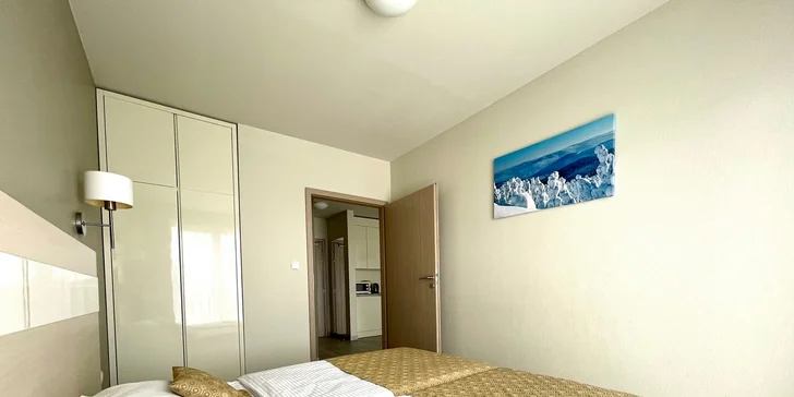 Každý apartmán disponuje kuchynským kútom, vlastnou kúpeľňou a balkónom alebo terasou.