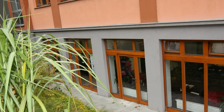 Zbavte se kalorií a stresu: 10 dnů neomezené hot jógy pro začátečníky