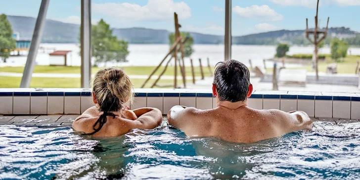 Asi 400 metrů od hotelu je Aquaworld Lipno, některé balíčky zahrnují vstupenku do něj. 