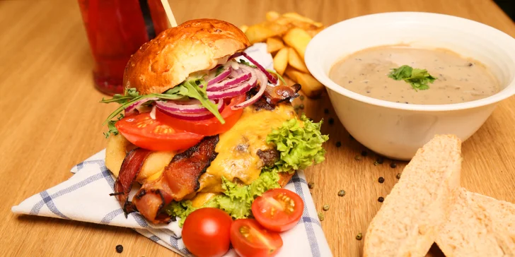 Burger se sýrem, slaninou, rajčaty... 