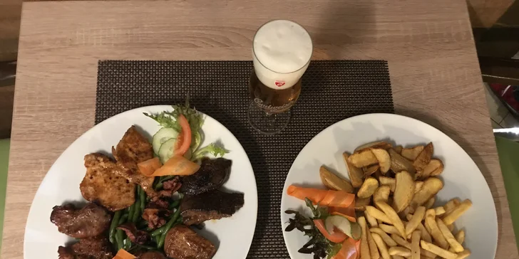 Pořádná porce grilovaných mas s přílohou pro dvojice i rodinu