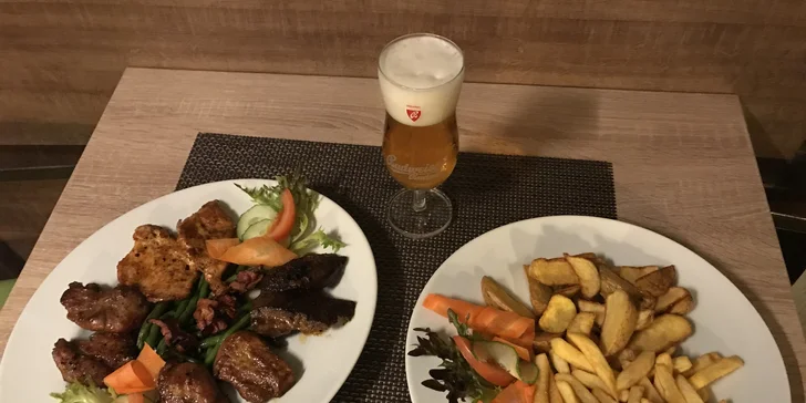 Mix grill s přílohou pro dvojice i rodinu: kuřecí prsa, vepřová játra i krkovice