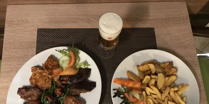 Mix grill s přílohou pro dvojice i rodinu: kuřecí prsa, vepřová játra i krkovice