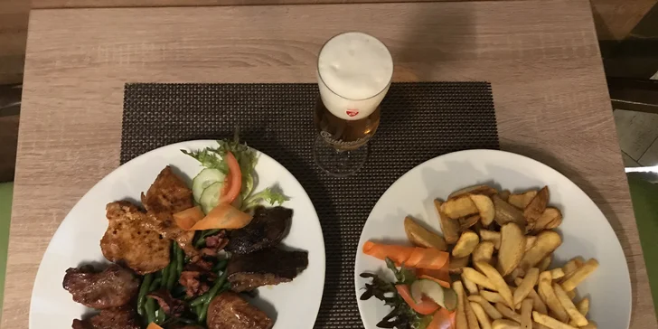 Mix grill s přílohou pro dvojice i rodinu: kuřecí prsa, vepřová játra i krkovice