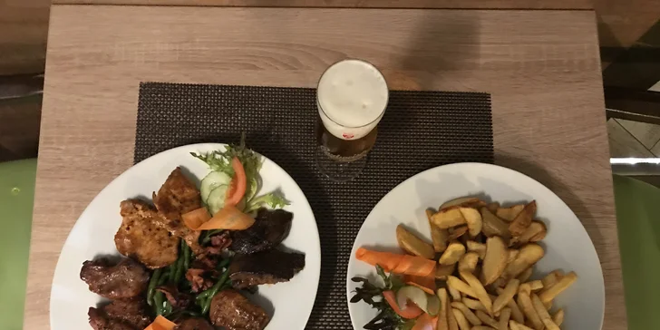 Pořádná porce grilovaných mas s přílohou pro dvojice i rodinu