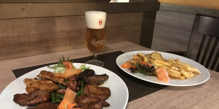 Mix grill s přílohou pro dvojice i rodinu: kuřecí prsa, vepřová játra i krkovice