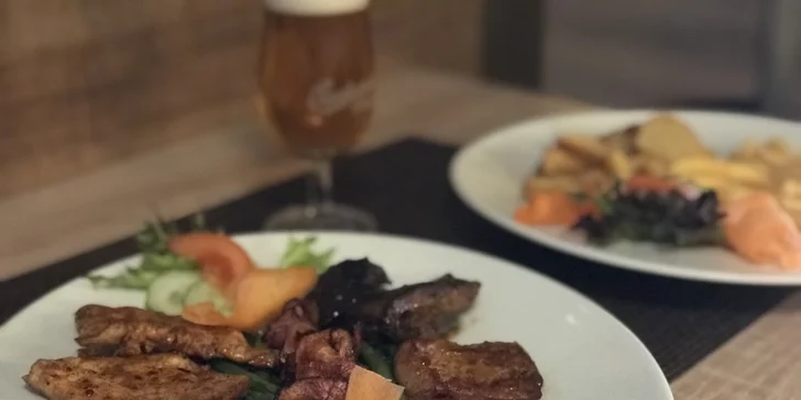 Mix grill s přílohou pro dvojice i rodinu: kuřecí prsa, vepřová játra i krkovice