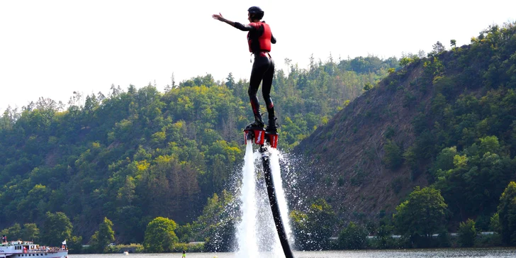 Máte strach z výšek? Flyboard je ideální pro postupné odbourávání obav v bezpečném prostředí nad vodní hladinou.