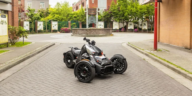 I přes silný motor o objemu 900 cm³ je svezení nadmíru bezpečné – stroj není náchylný k převrácení jako čtyřkolka a je stabilnější než motorka.