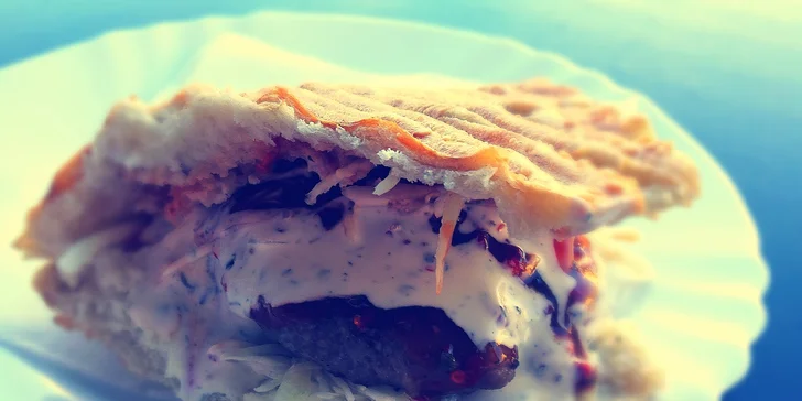 Pochutnejte si na burgeru v pitě se 100% hovězím, zelím a domácí omáčkou