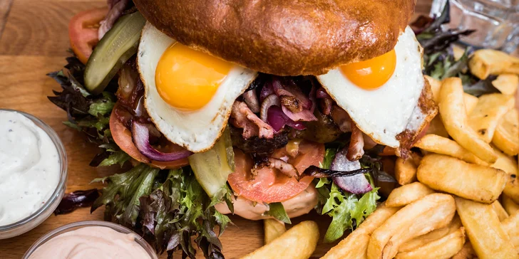 Obří burger v domácí bulce až pro 4 osoby a k tomu hranolky a dresink