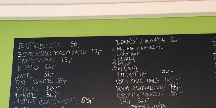 Libovolné horké pití s donutem nebo bagelem v kavárně ve stylu amerického animáku