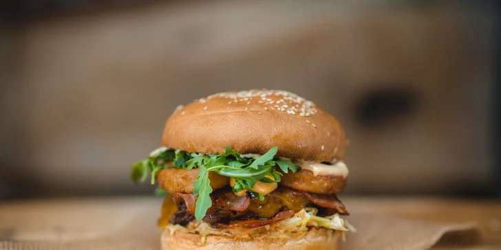 Burger menu z lokálních zdrojů: Cibuláč a k němu hranolky, salát nebo polévka