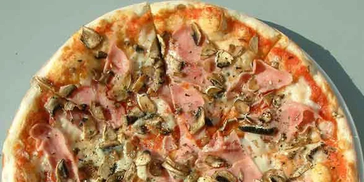 S partou za zábavou: 1 hodina bowlingu a šunková pizza až pro 6 osob