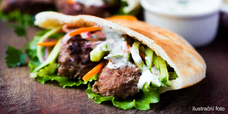 Pochutnejte si na burgeru v pitě se 100% hovězím, zelím a domácí omáčkou