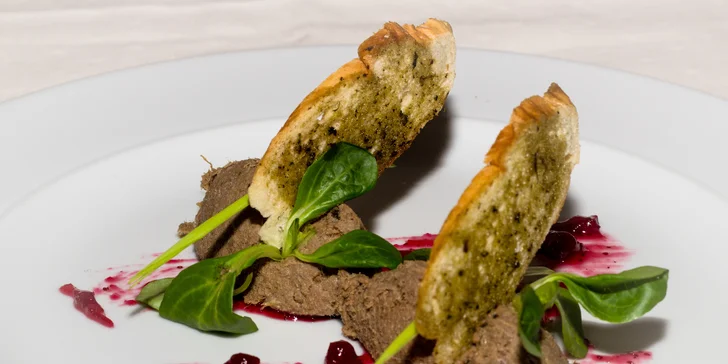Menu sv. Martina: paštika, husí stehýnko s variací zelí a knedlíků, koláč a víno