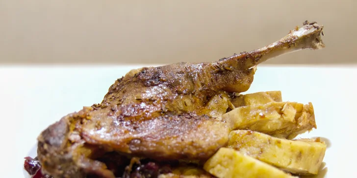 Menu sv. Martina: paštika, husí stehýnko s variací zelí a knedlíků, koláč a víno