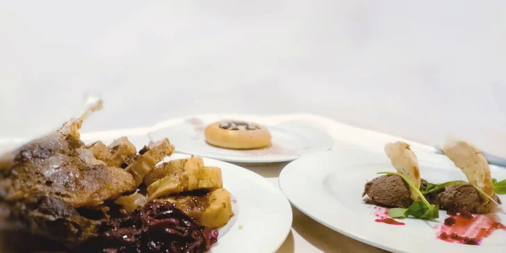 Menu sv. Martina: paštika, husí stehýnko s variací zelí a knedlíků, koláč a víno