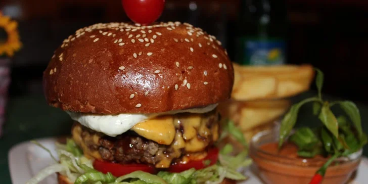 Poškmákněte si u Slapské přehrady: Naditý domácí burger s hranolky a nealkem