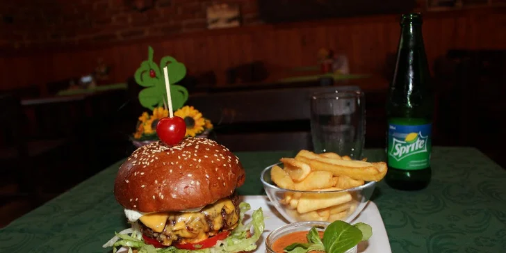 Poškmákněte si u Slapské přehrady: Naditý domácí burger s hranolky a nealkem