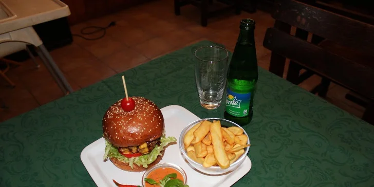 Poškmákněte si u Slapské přehrady: Naditý domácí burger s hranolky a nealkem
