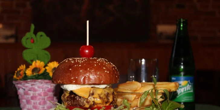 Poškmákněte si u Slapské přehrady: Naditý domácí burger s hranolky a nealkem