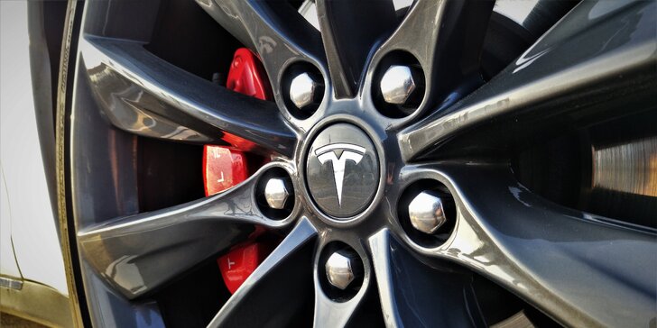 Zážitková jízda do budoucnosti v luxusním elektromobilu Tesla Model S