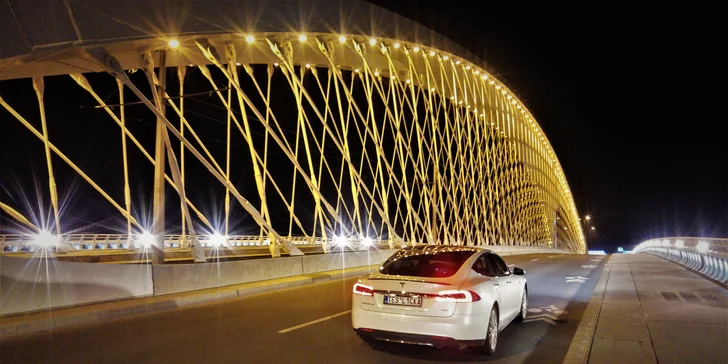 Vzhůru do budoucnosti: Zážitková jízda v luxusním elektromobilu Tesla Model S